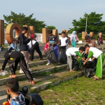 Aksi Bersih Bersih Santri SMP SMA Wahdah Islamiyah Cibinong Di Stadion Pakansari Bogor