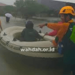 Wahdah Peduli dan WIZ Sediakan Food Truck untuk Layanan Pengungsi Banjir Makassar