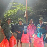 Relawan Wahdah Peduli dan Wahdah Inspirasi Zakat Turun ke Titik Banjir Makassar